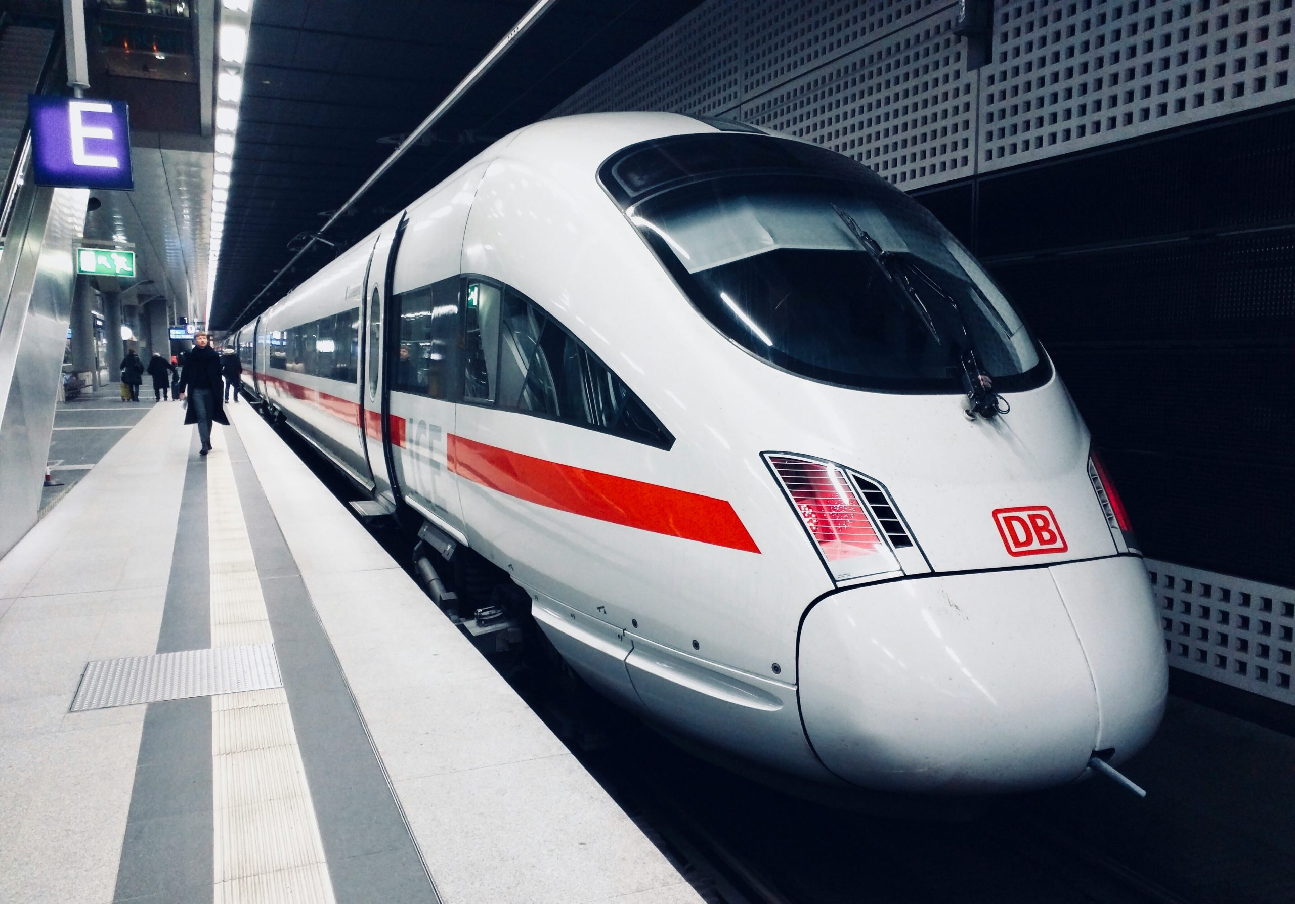 Verano Joven 2025: cómo pedir los descuentos para viajar más barato estas vacaciones, en tren y autobús, por España y Europa
