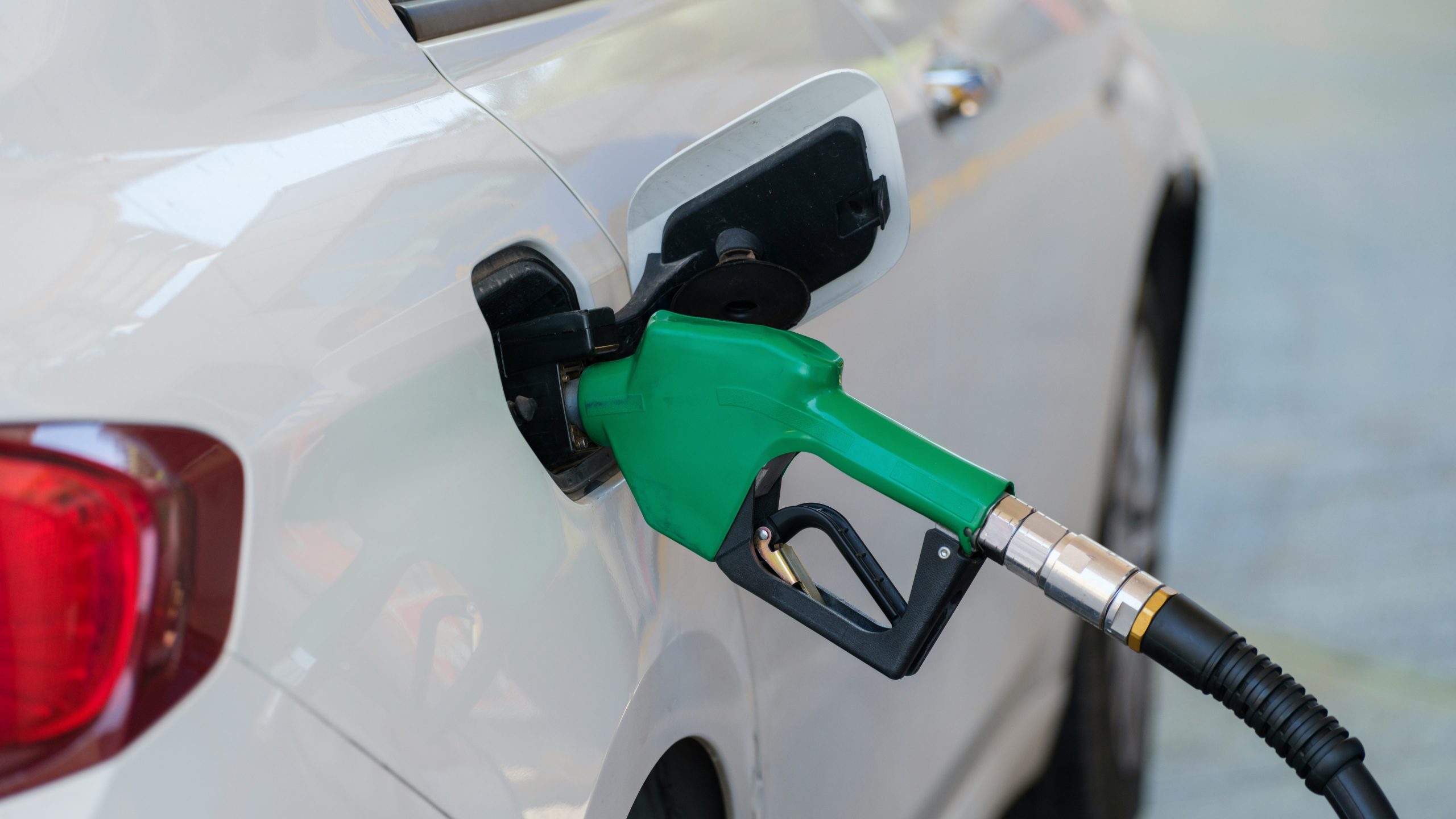 Todo sobre ETS2, el nuevo impuesto europeo al carbono: qué es, a quiénes afecta y cómo impactará en los precios de la gasolina y el gas