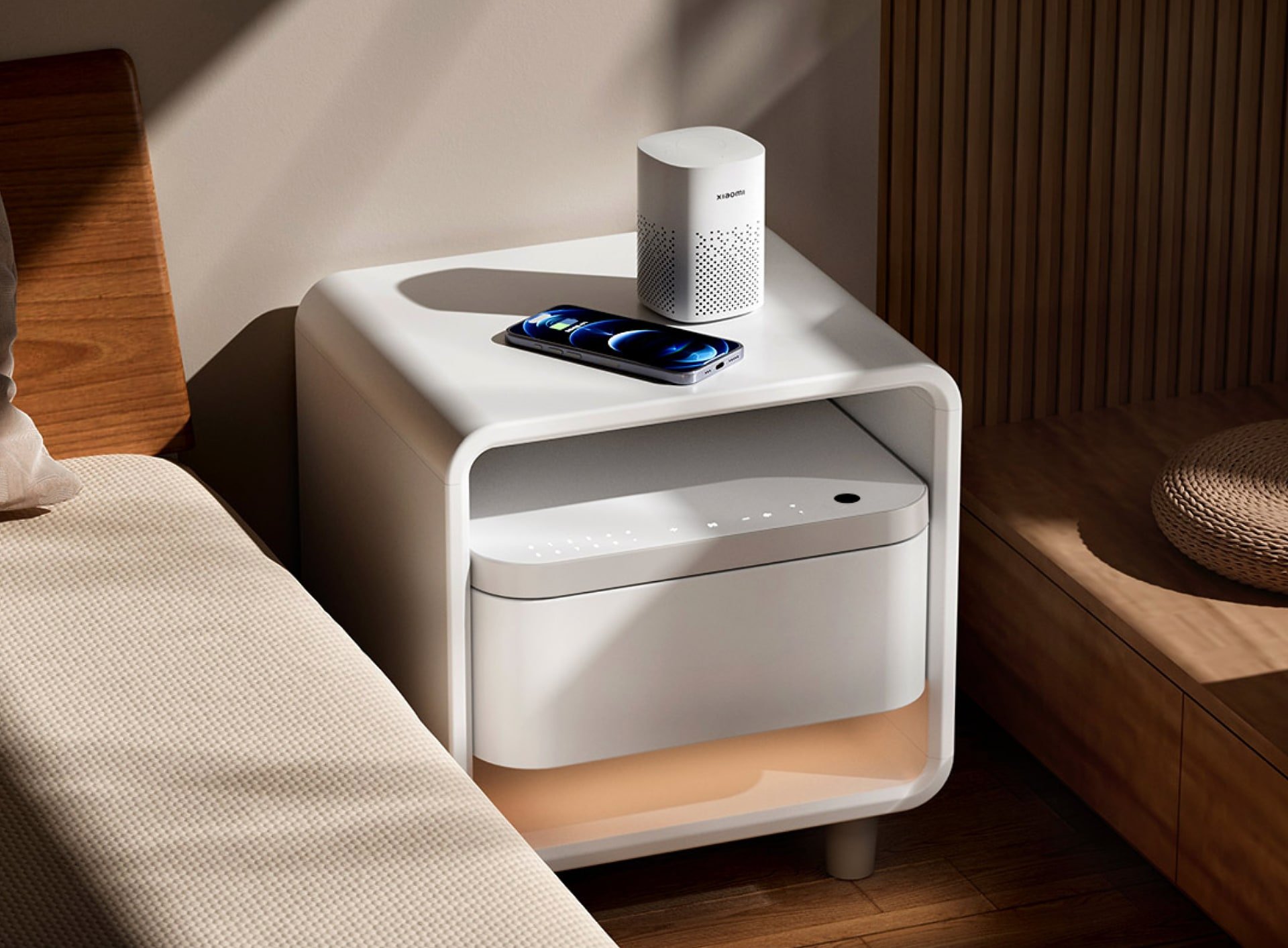 Olvídate de las mesillas de Ikea: Xiaomi tiene una inteligente por el mismo precio (tiene hasta una caja fuerte)