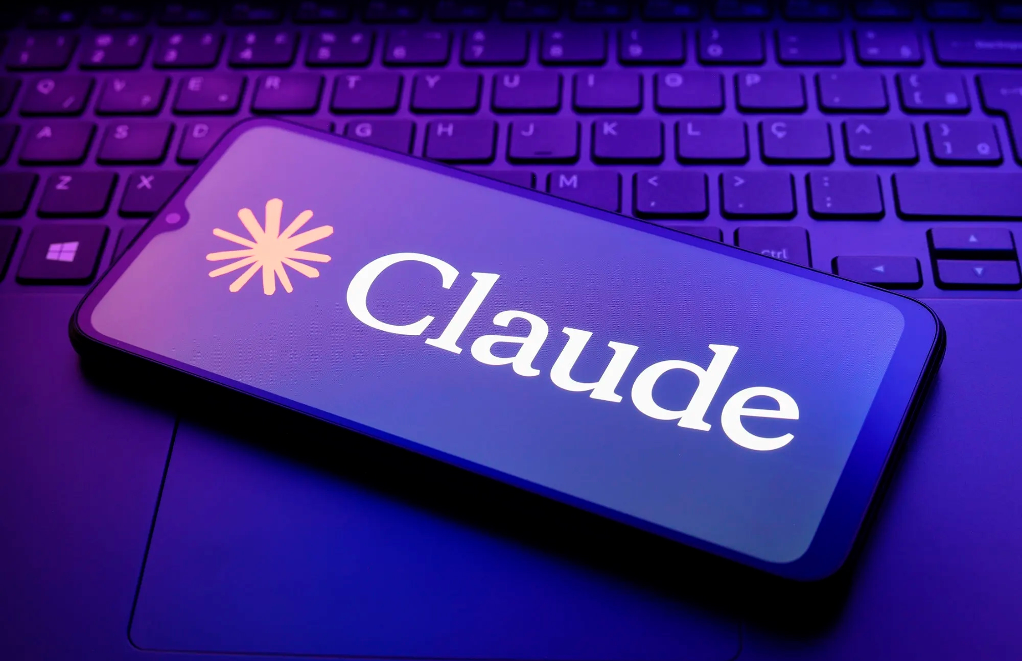 Claude dice «no» a los anuncios en tus chats y marca distancia con ChatGPT