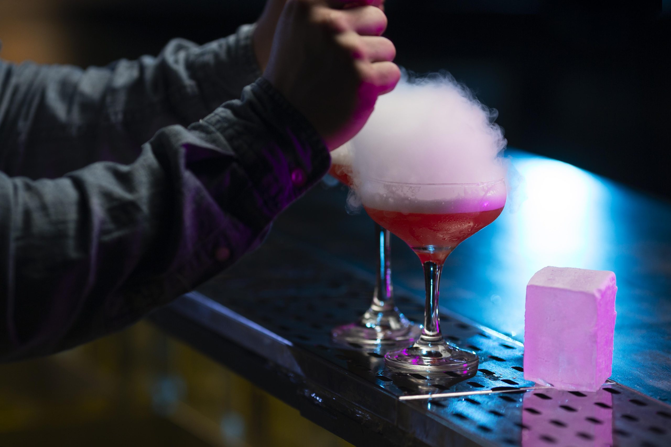 Un hombre bebió un cóctel ahumado con nitrógeno líquido y el estómago le explotó como un globo