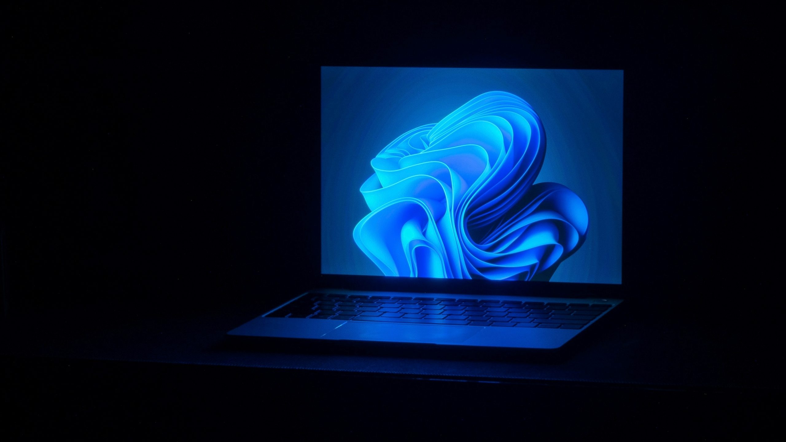 Microsoft promete acabar con el desastre del modo oscuro de Windows 11 (ya era hora)