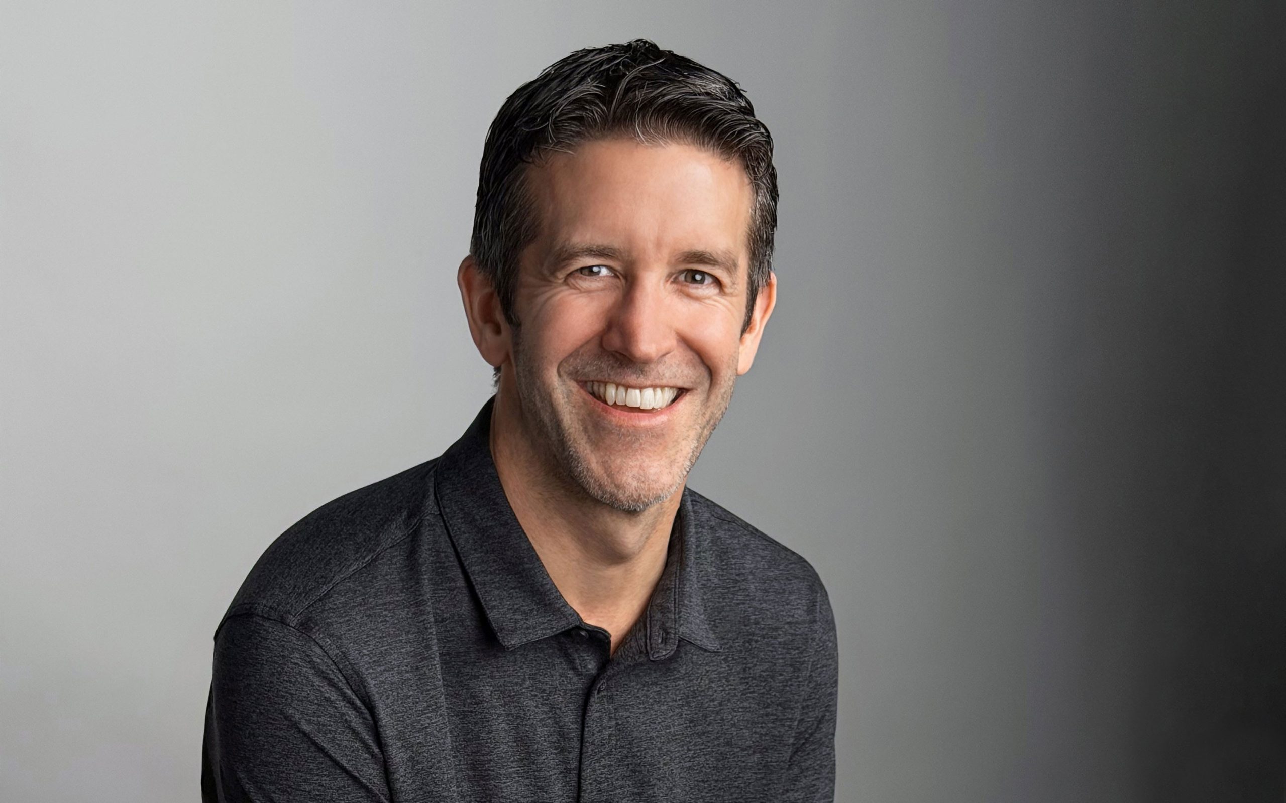 Quién es John Ternus, el nuevo CEO de Apple