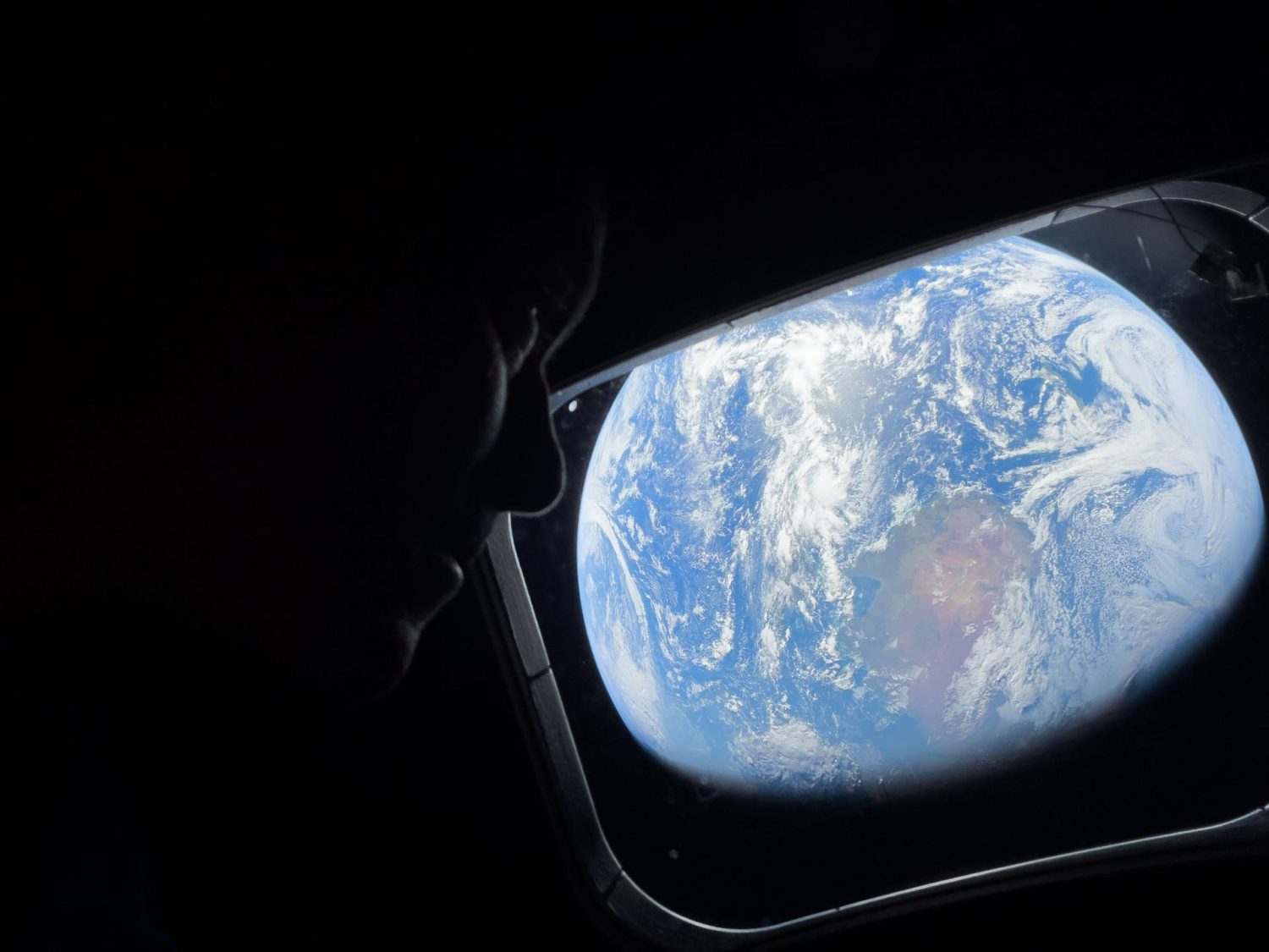 Selfie tirada com um iPhone 17 Pro Max por um astronauta da Artemis II