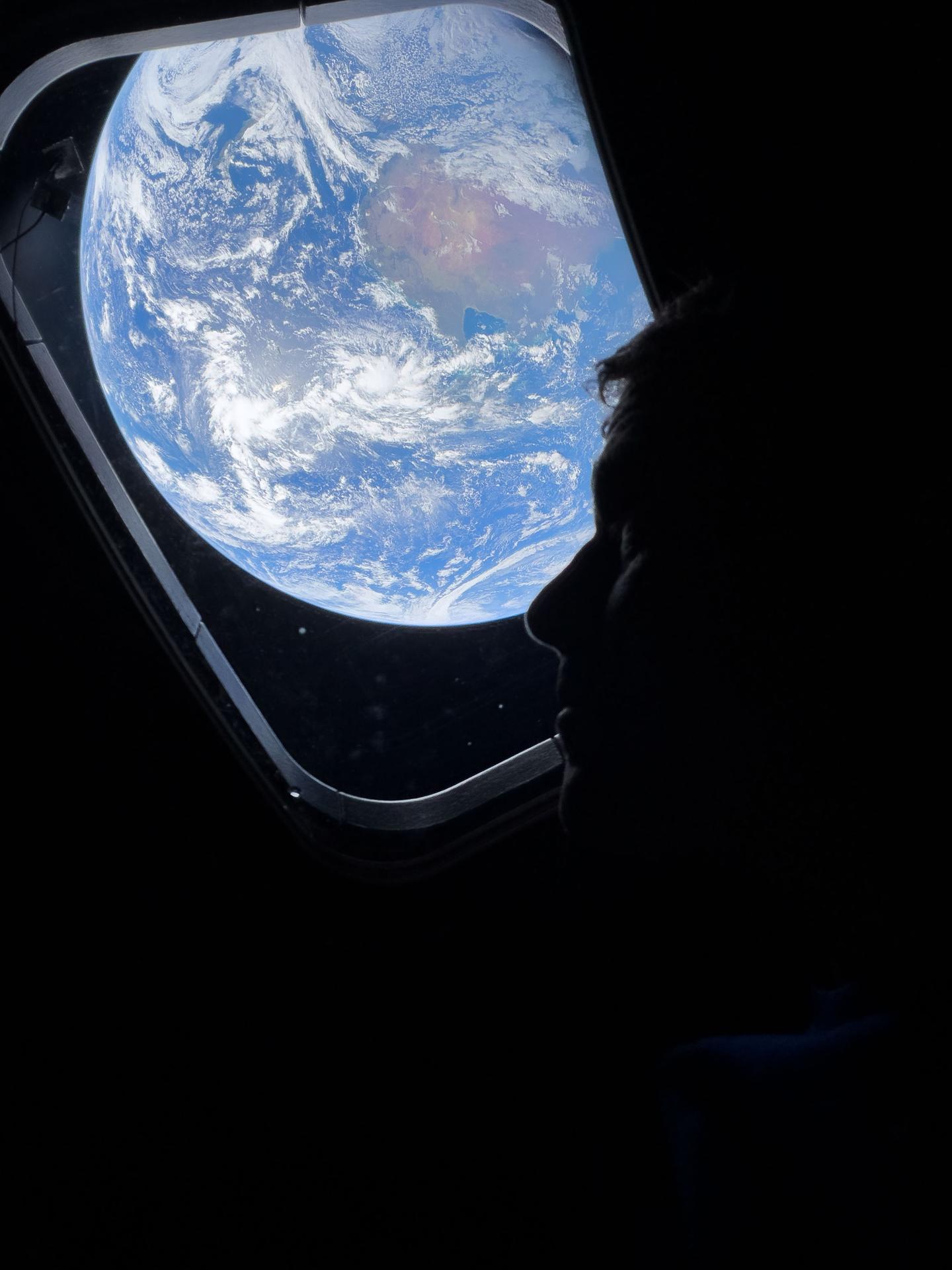 Selfie tirada com um iPhone 17 Pro Max por um astronauta da Artemis II