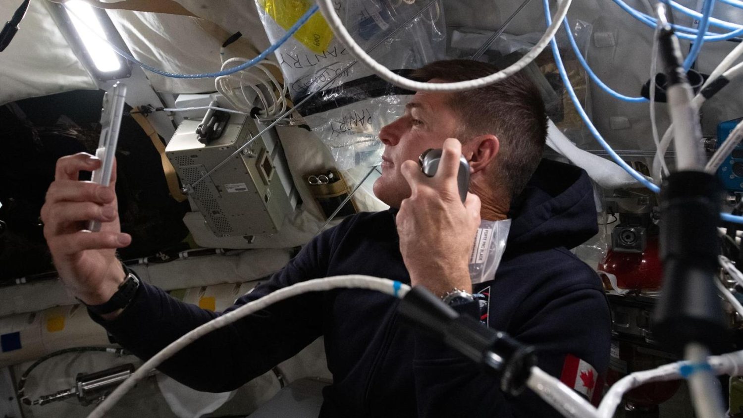 Selfie tirada com um iPhone 17 Pro Max por um astronauta da Artemis II