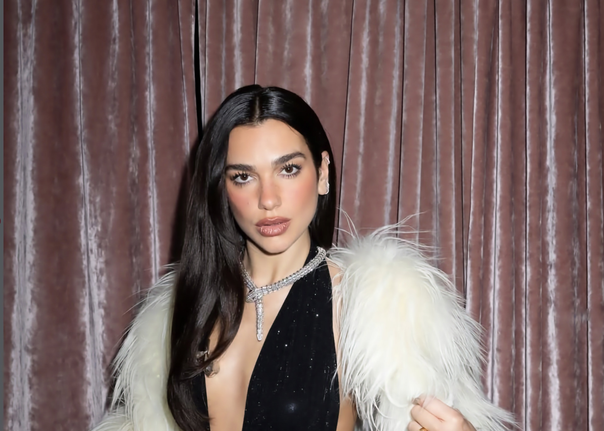 Dua Lipa demanda a Samsung por usar su imagen