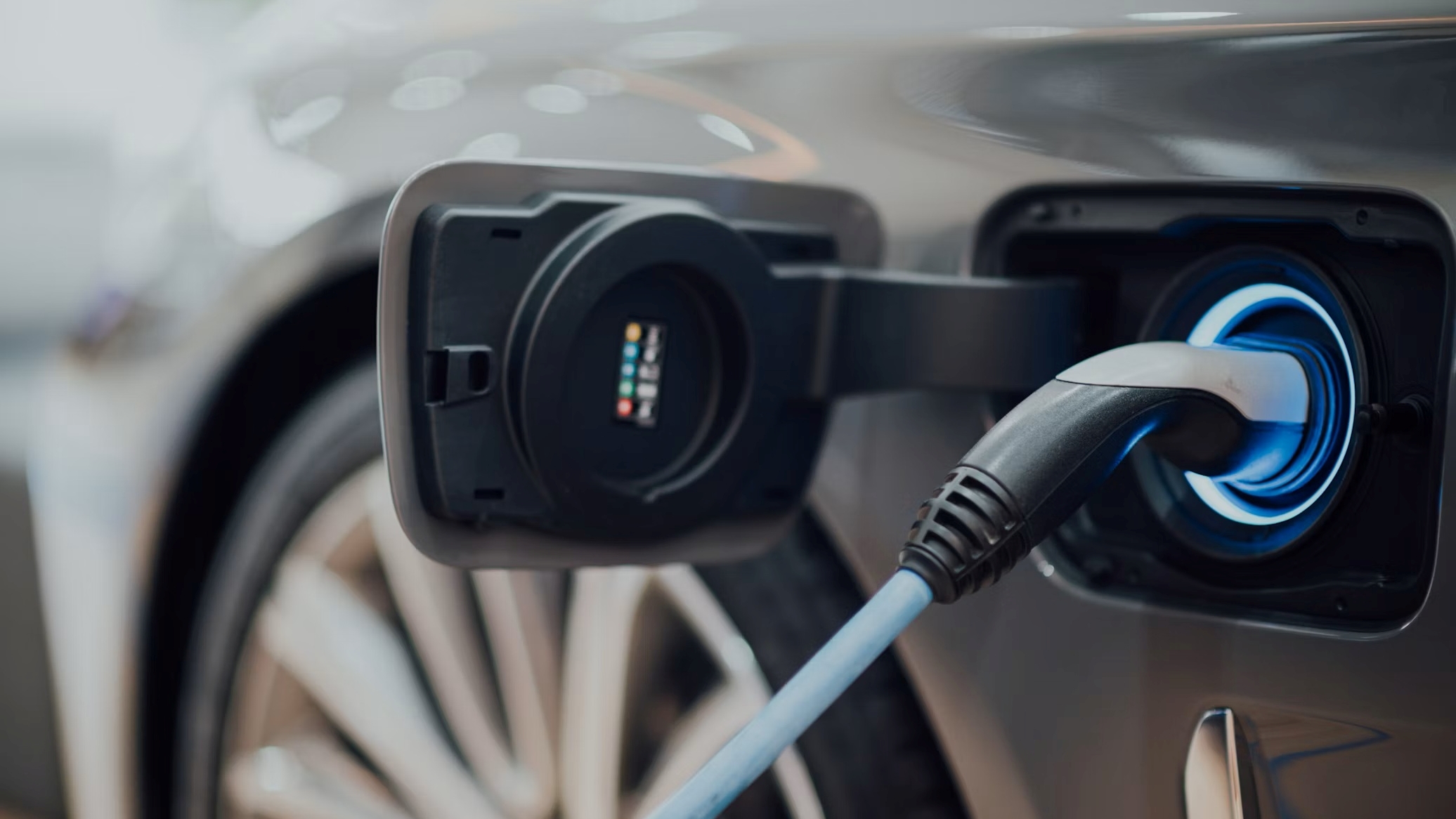 Un polémico estudio del MIT determina qué es mejor para el medioambiente: ¿Coches de gasolina o eléctricos?
