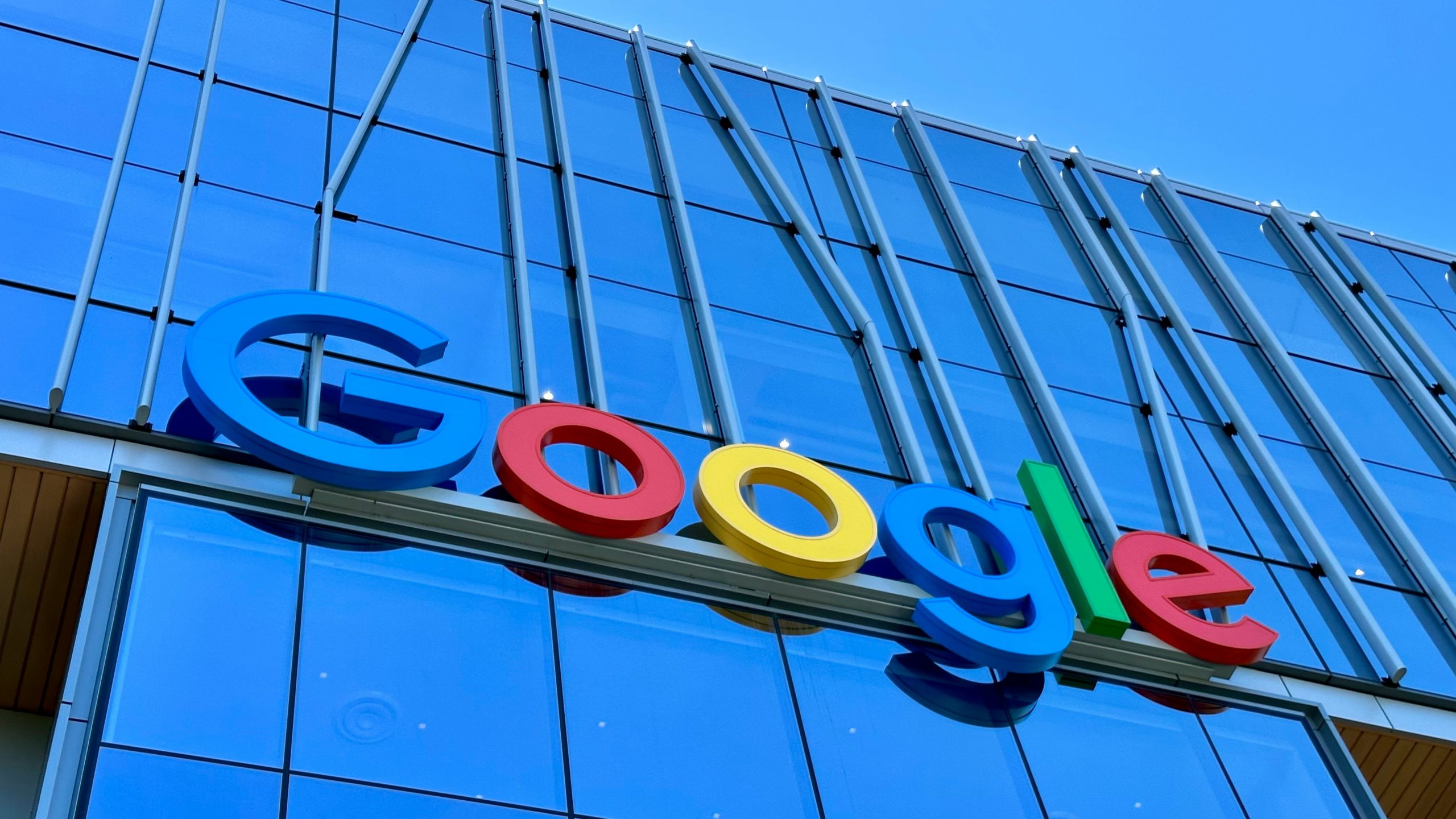 Nueva multa millonaria a Google en Europa, esta vez por dos infracciones a la Ley de Mercados Digitales