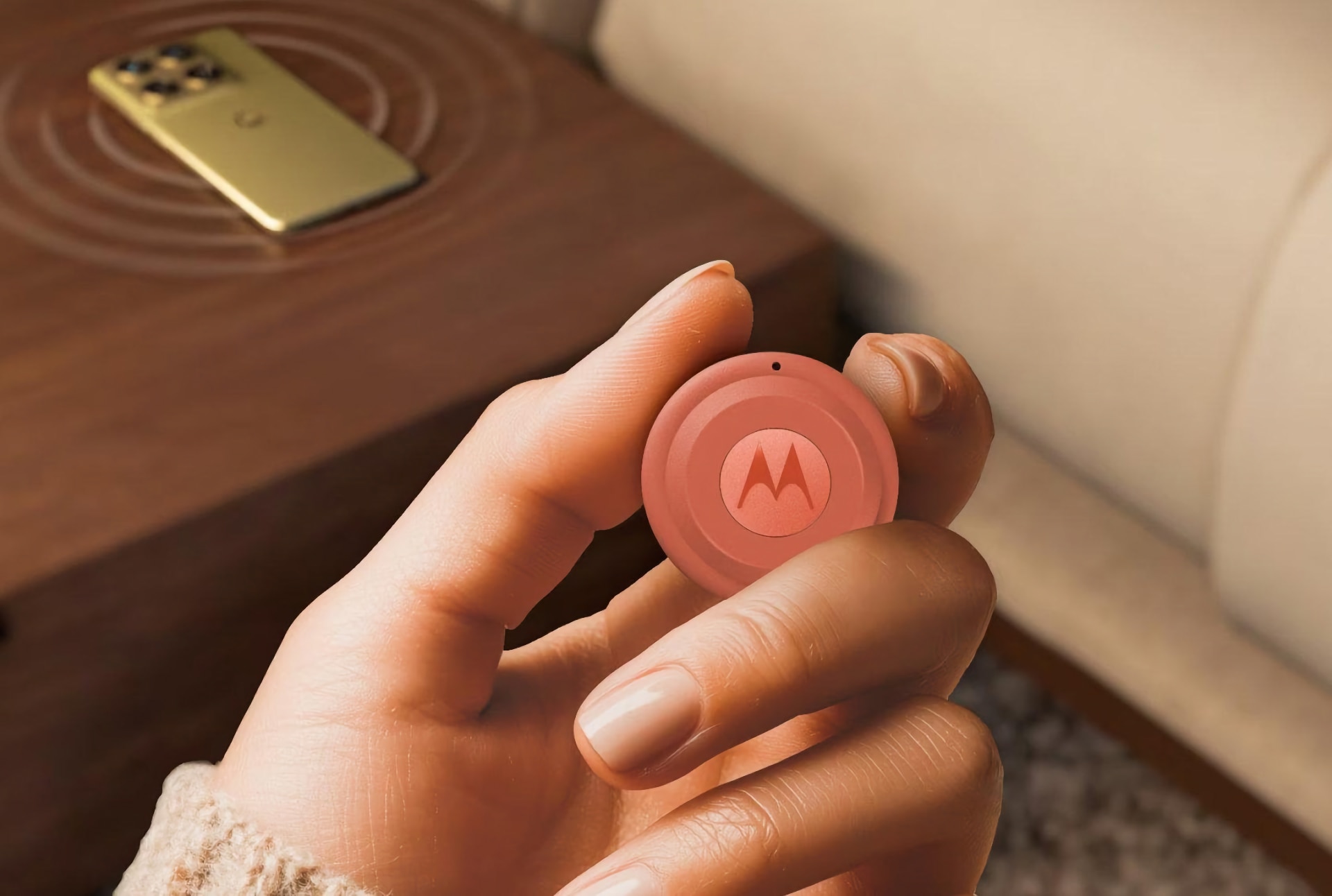 Motorola lanza Moto Tag 2 con batería infinita y botón mágico