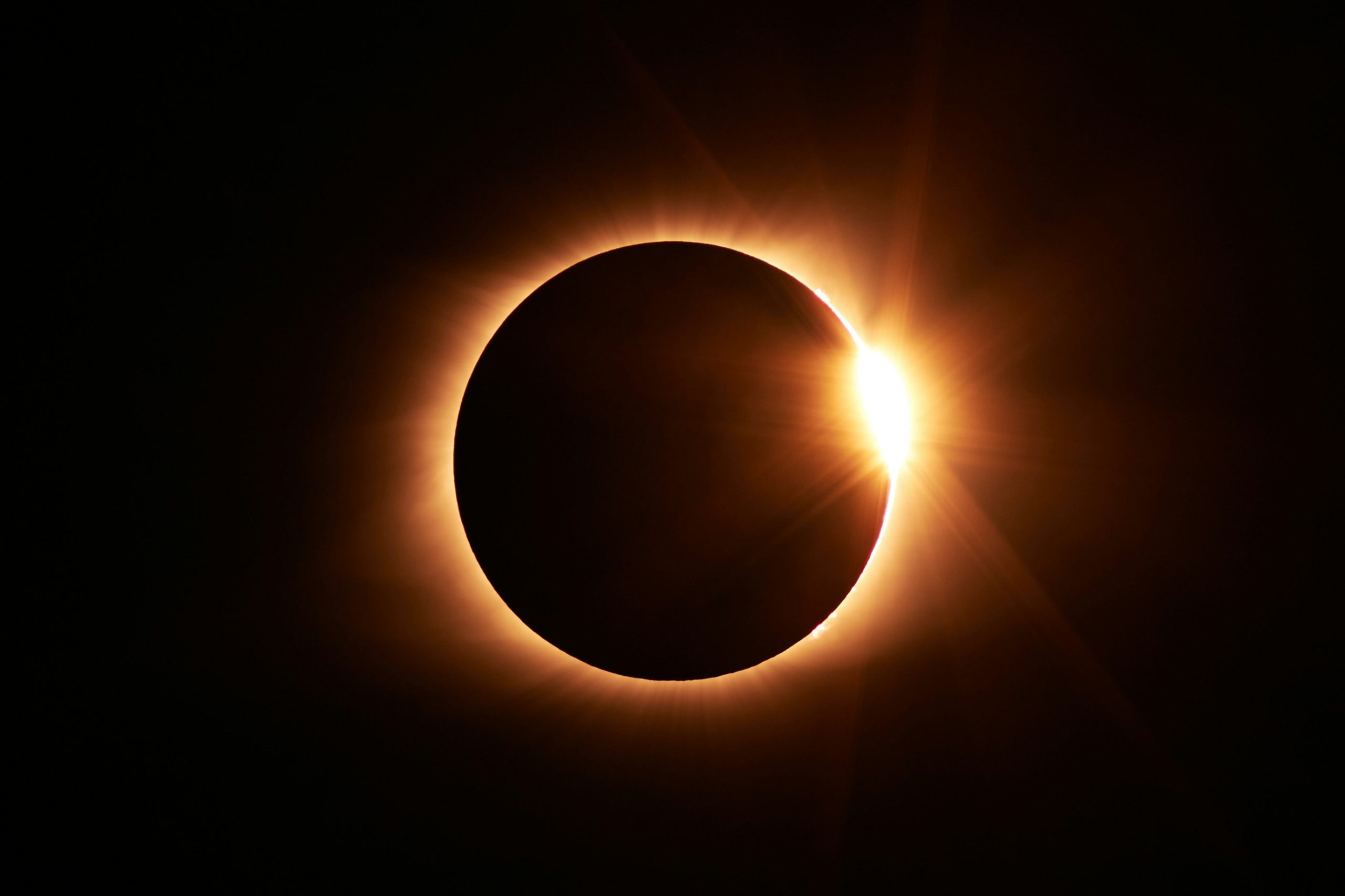Cuidado con las gafas para ver el eclipse, no todas sirven